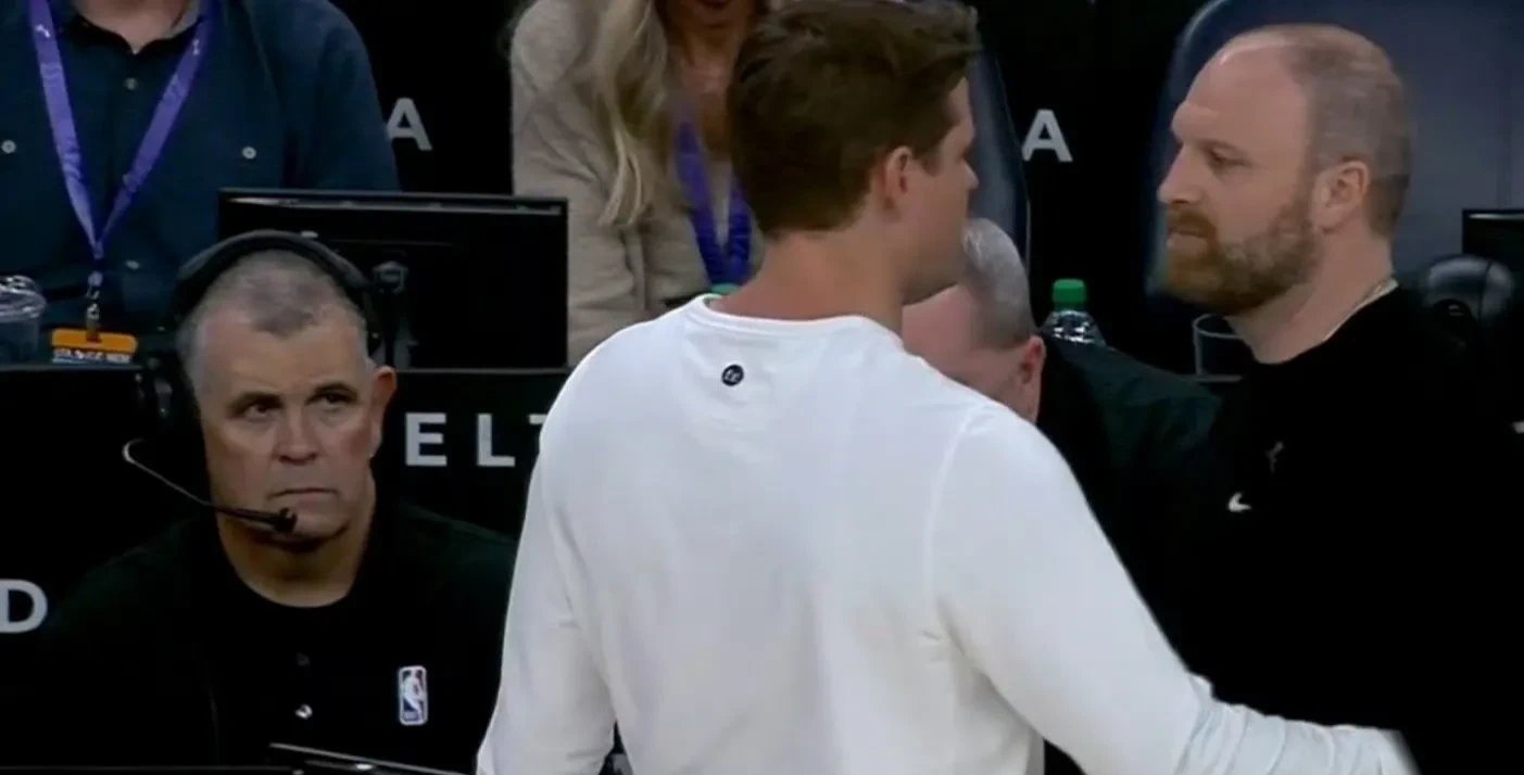 包含灰熊横扫湖人B队，加里纳利完成帽子戏法的词条