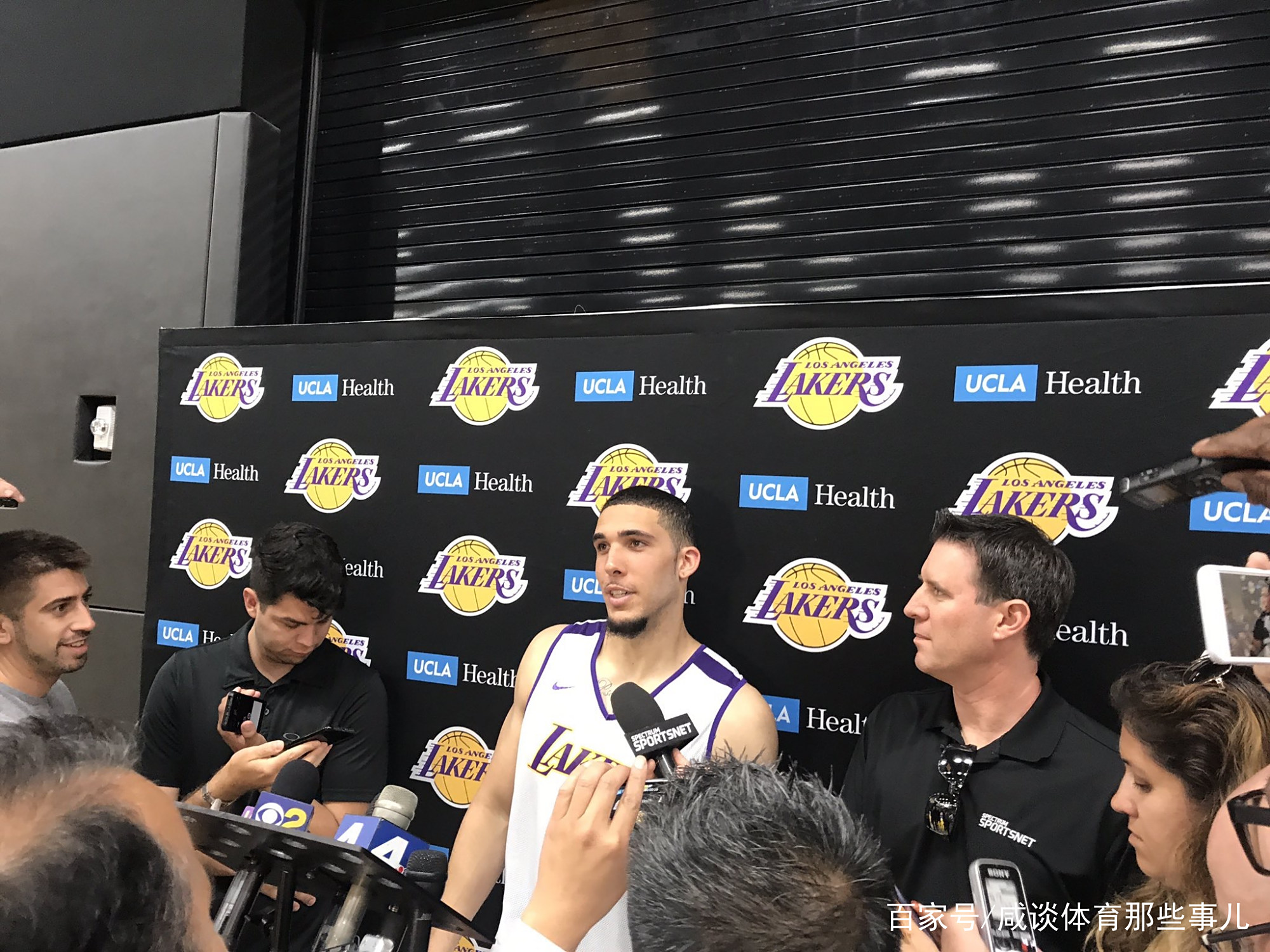 黄蜂轻取立陶宛男篮，布克完成帽子戏法