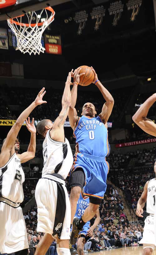 爵士碾压马刺，威斯布鲁克一己之力扛起全队的简单介绍