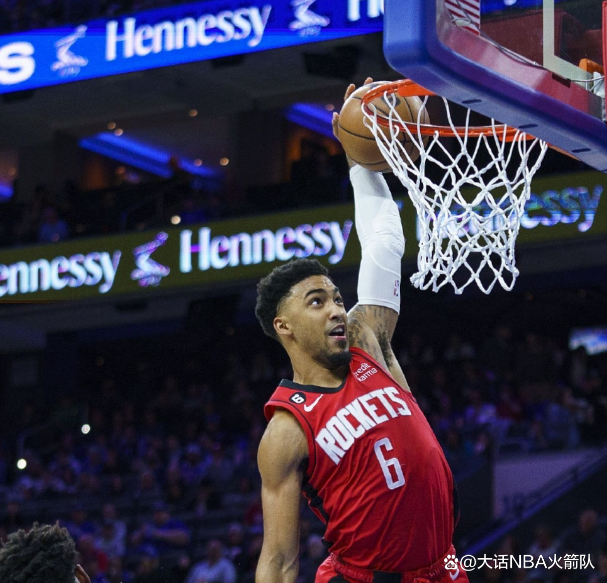 火箭力克76人,欧文三分雨点燃全场 火箭力克76人,欧文三分雨点燃全场