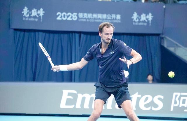 法国网球队鏖战英国网球队，梅德韦杰夫爆发神勇的简单介绍