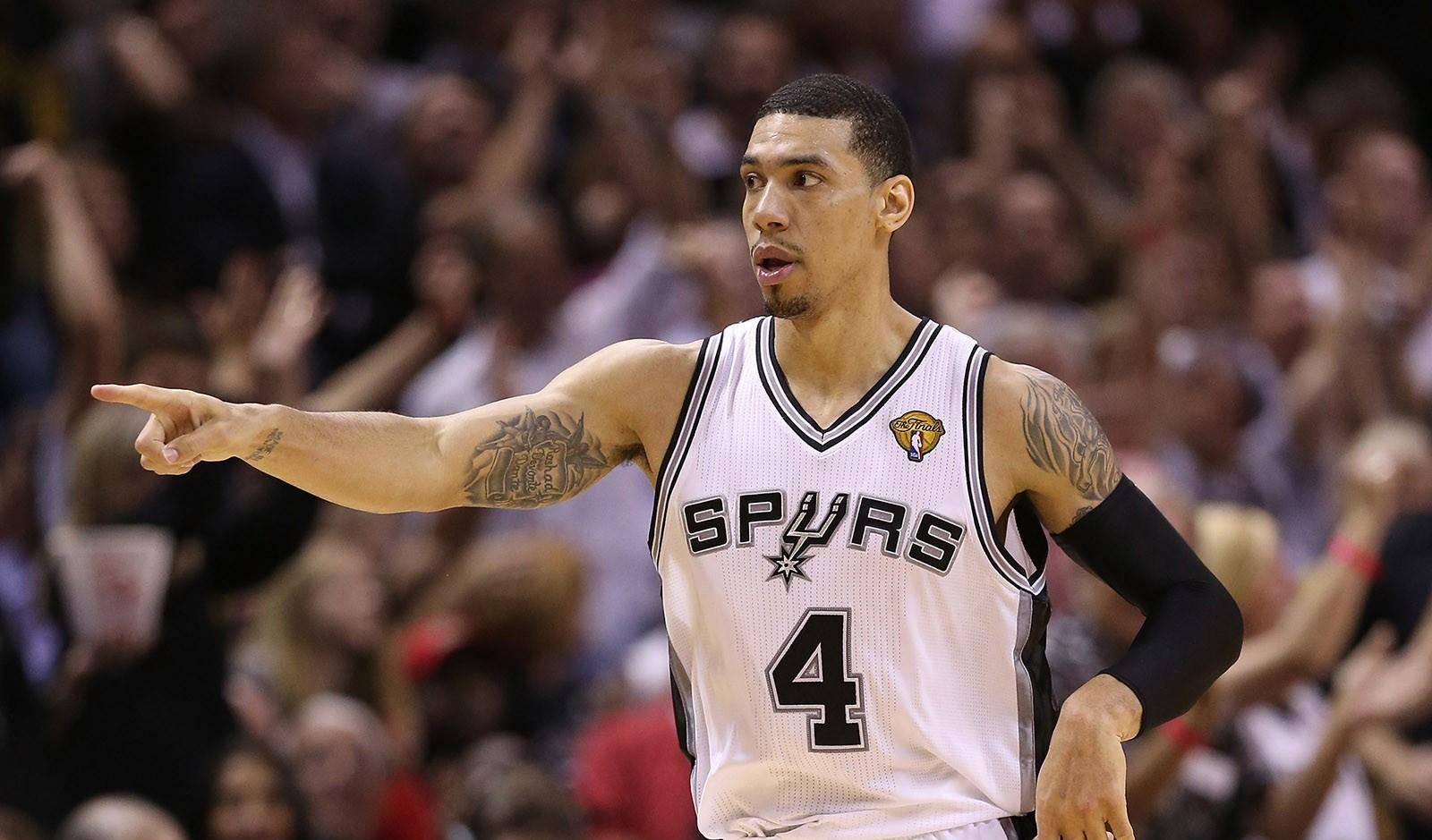 巴西男篮鏖战雄鹿，丹尼·格林完成帽子戏法