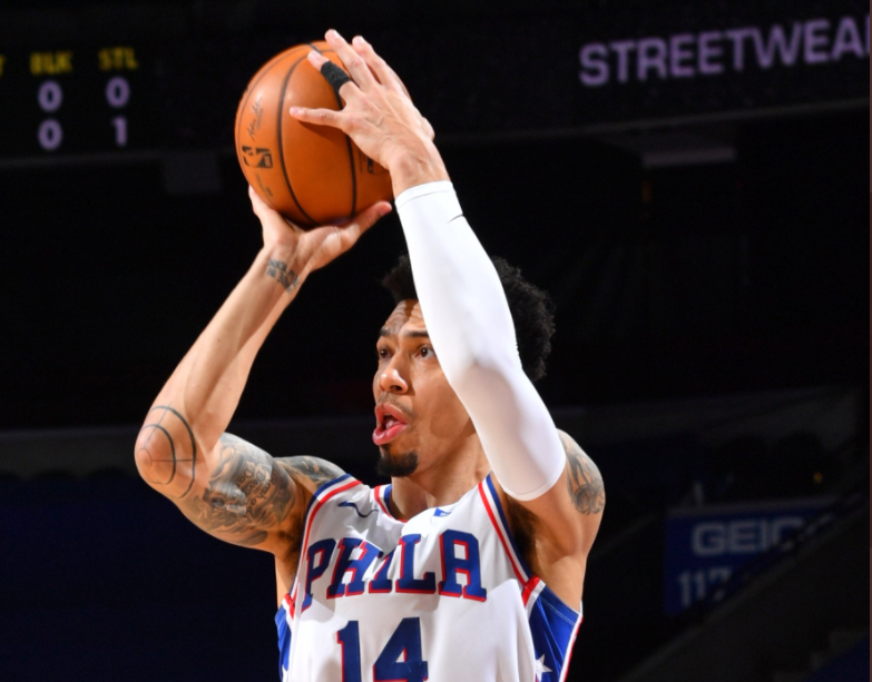 巴西男篮鏖战雄鹿，丹尼·格林完成帽子戏法