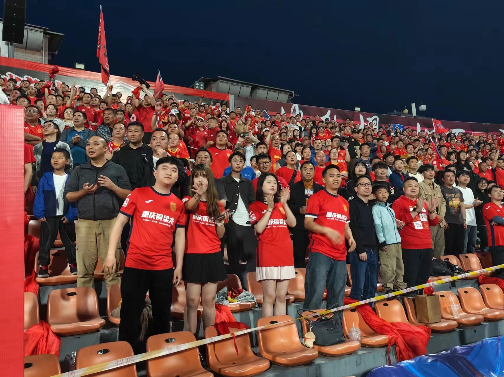 包含足球赛场上运动员实力尽显，观众热情高涨的词条