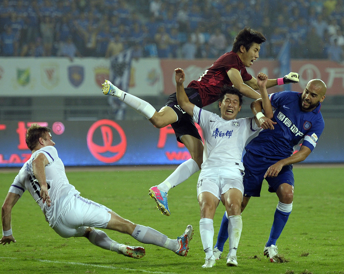 冠军联赛中的强队对决,球迷热议的简单介绍 冠军联赛中的强队对决,球迷热议的简单介绍