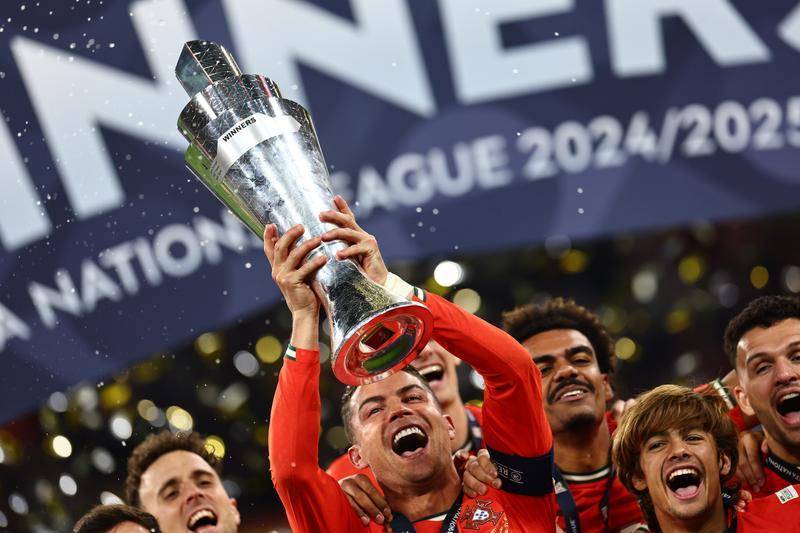 葡萄牙国王再次登上欧洲杯颁奖台的简单介绍