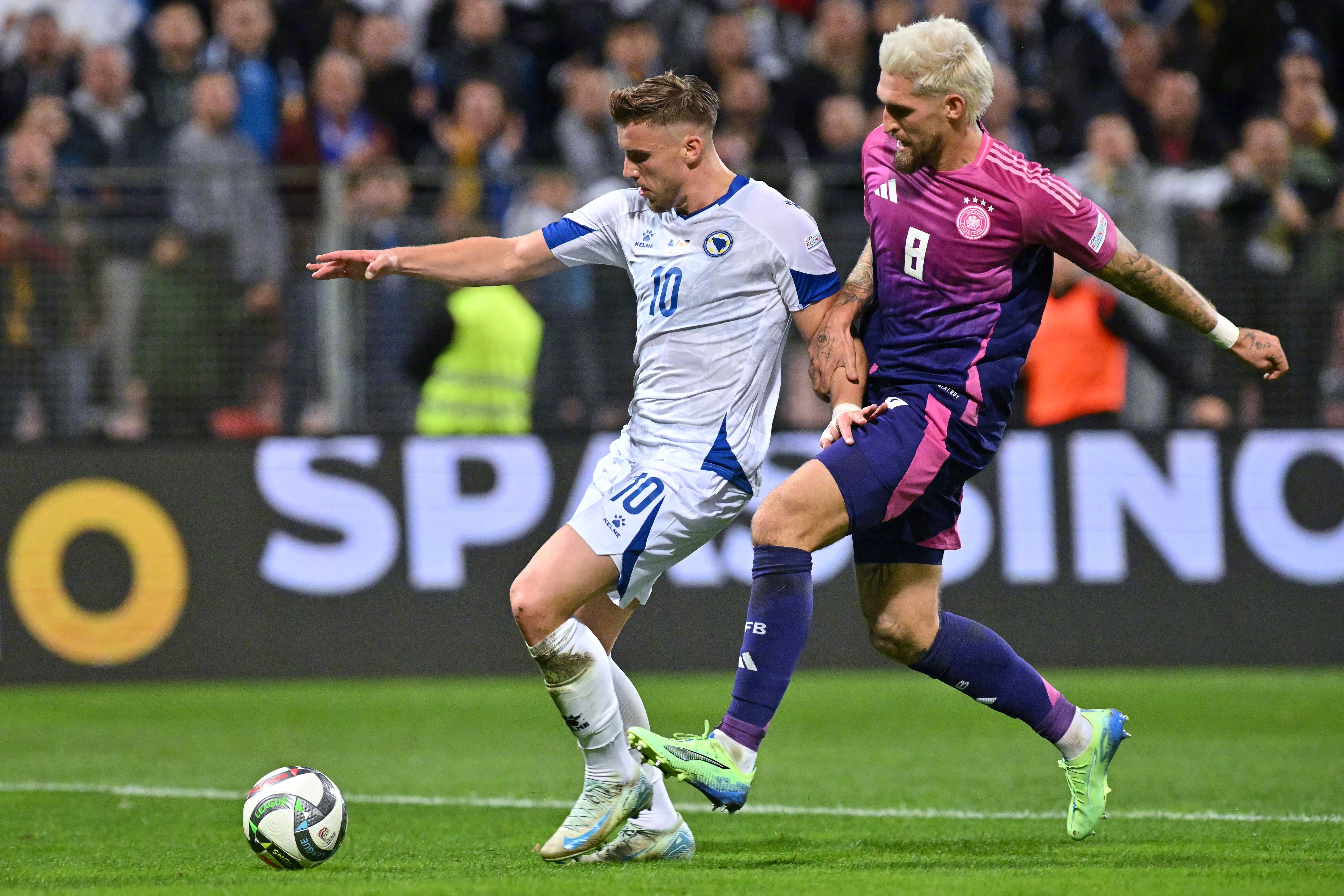 包含荷兰客场战胜丹麦，跻身强行列的词条