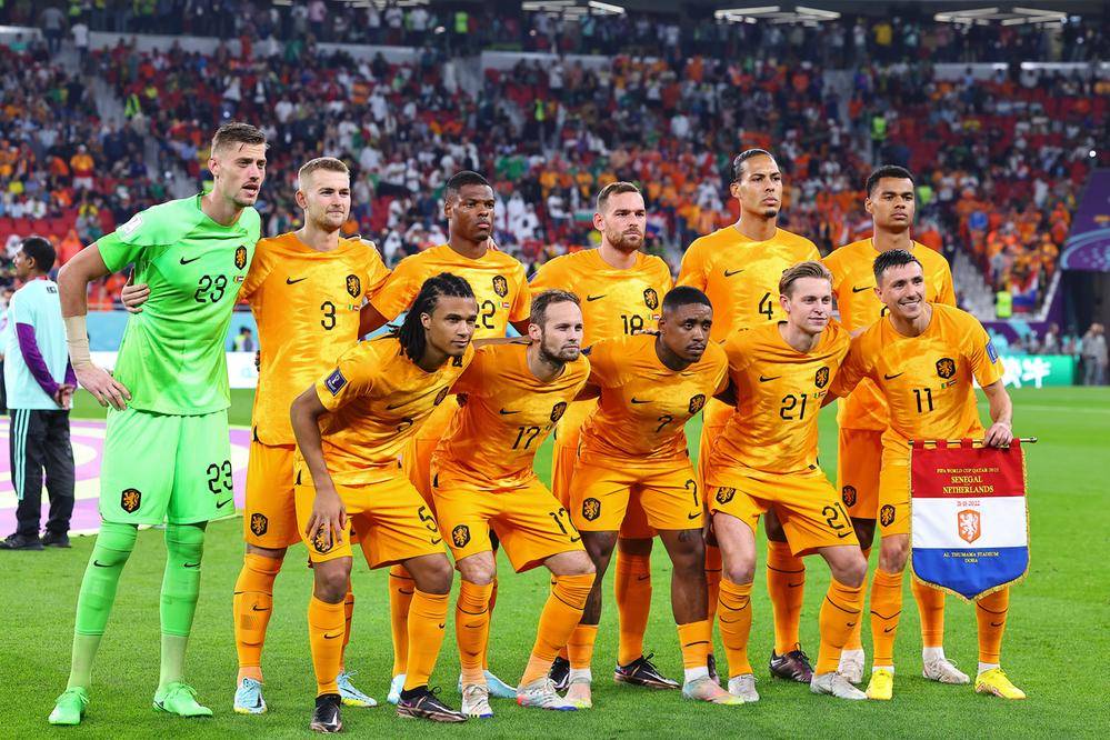 包含荷兰客场战胜丹麦，跻身强行列的词条