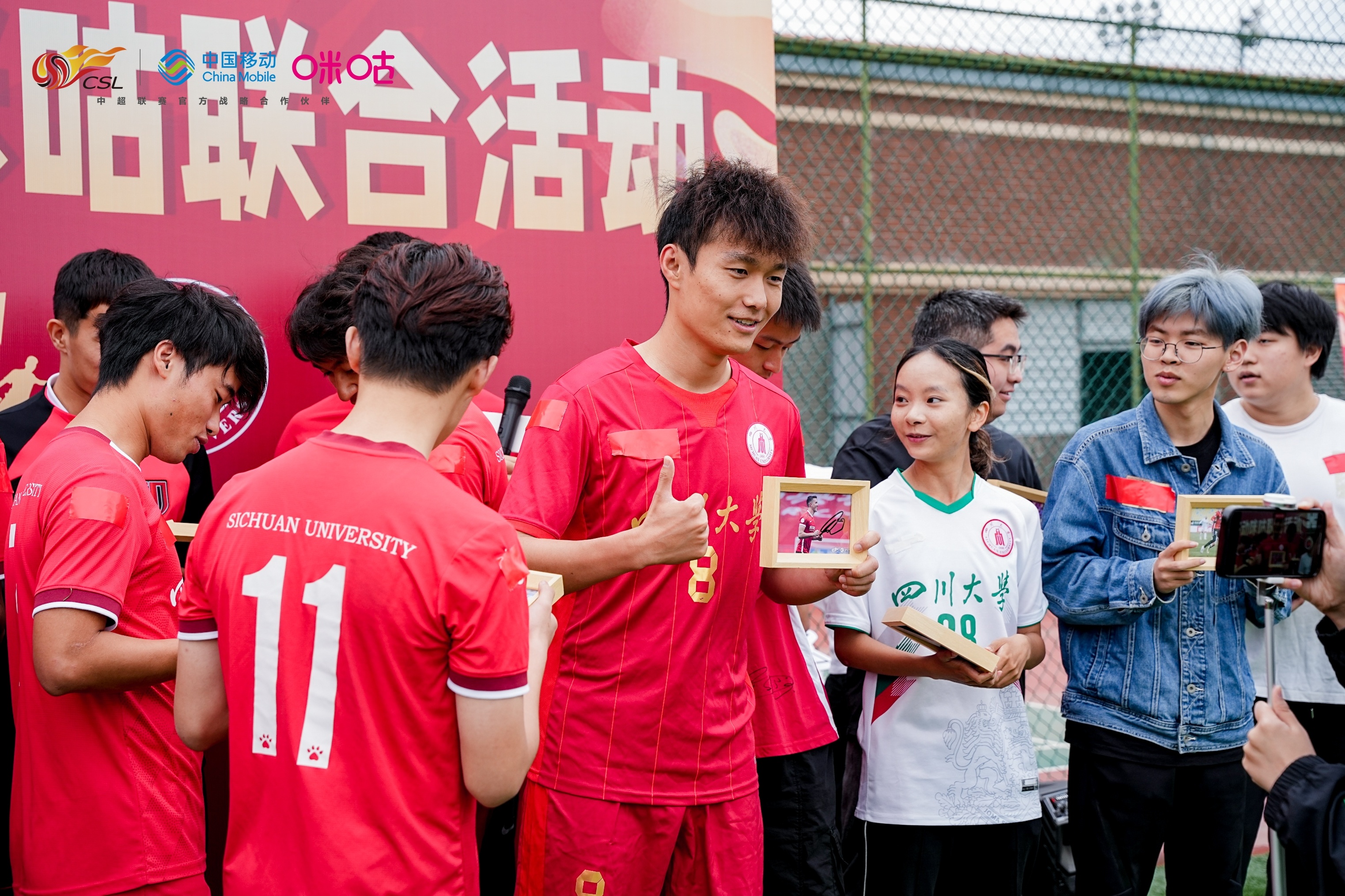 包含足球明星做客校园，受学生欢迎的词条