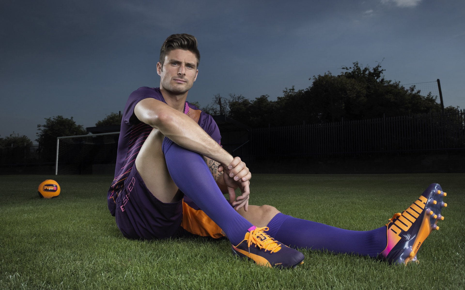 当红魔遭遇东欧铁壁，莱万攻防两端的统治艺术改写曼联对阵乌克兰之战